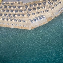 Aan een privéstrand, ligstoelen, parasols, strandlakens