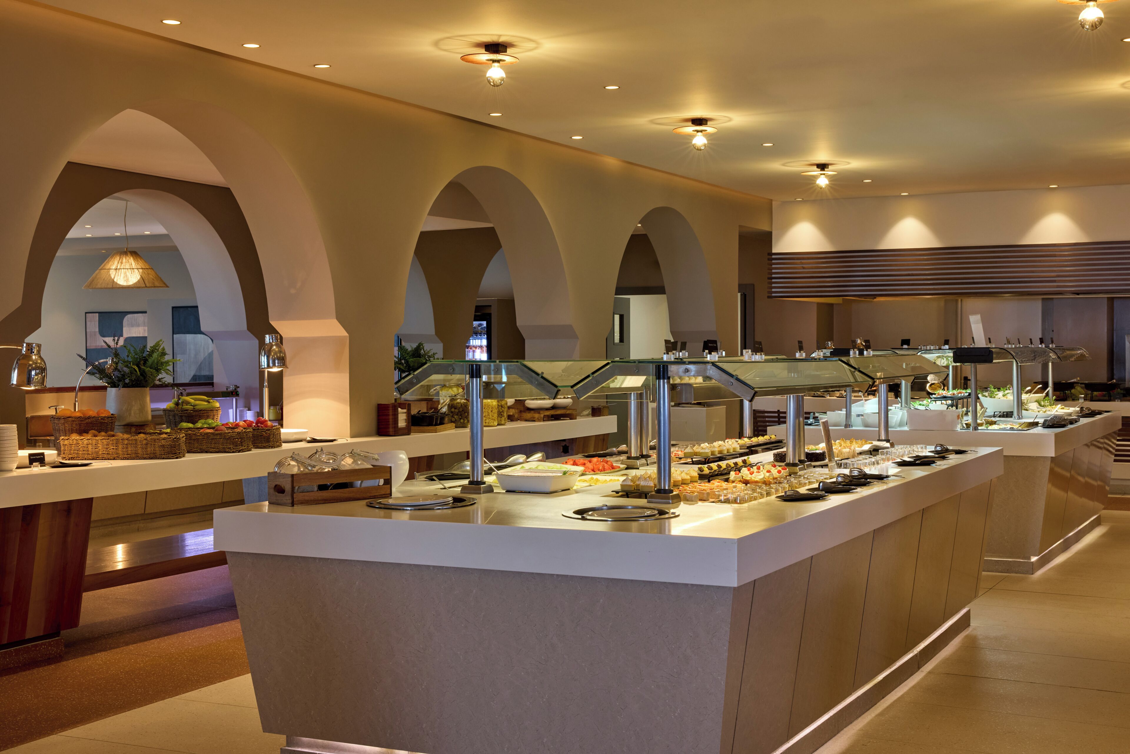 Un espace buffet proposant une variété de plats et un point de service central.