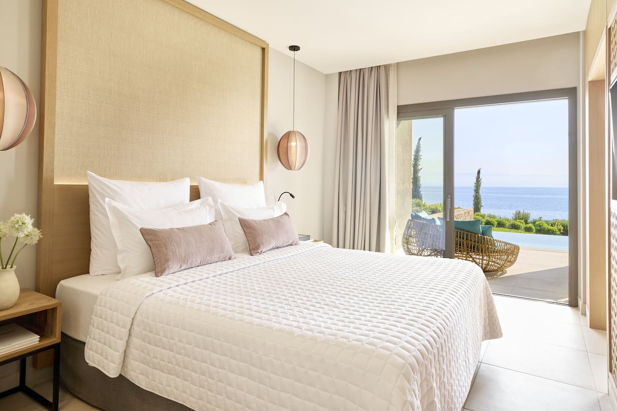 1 Bedroom Bungalow Suite Private Pool | Premium bedding, minibar, in-room safe, blackout drapes