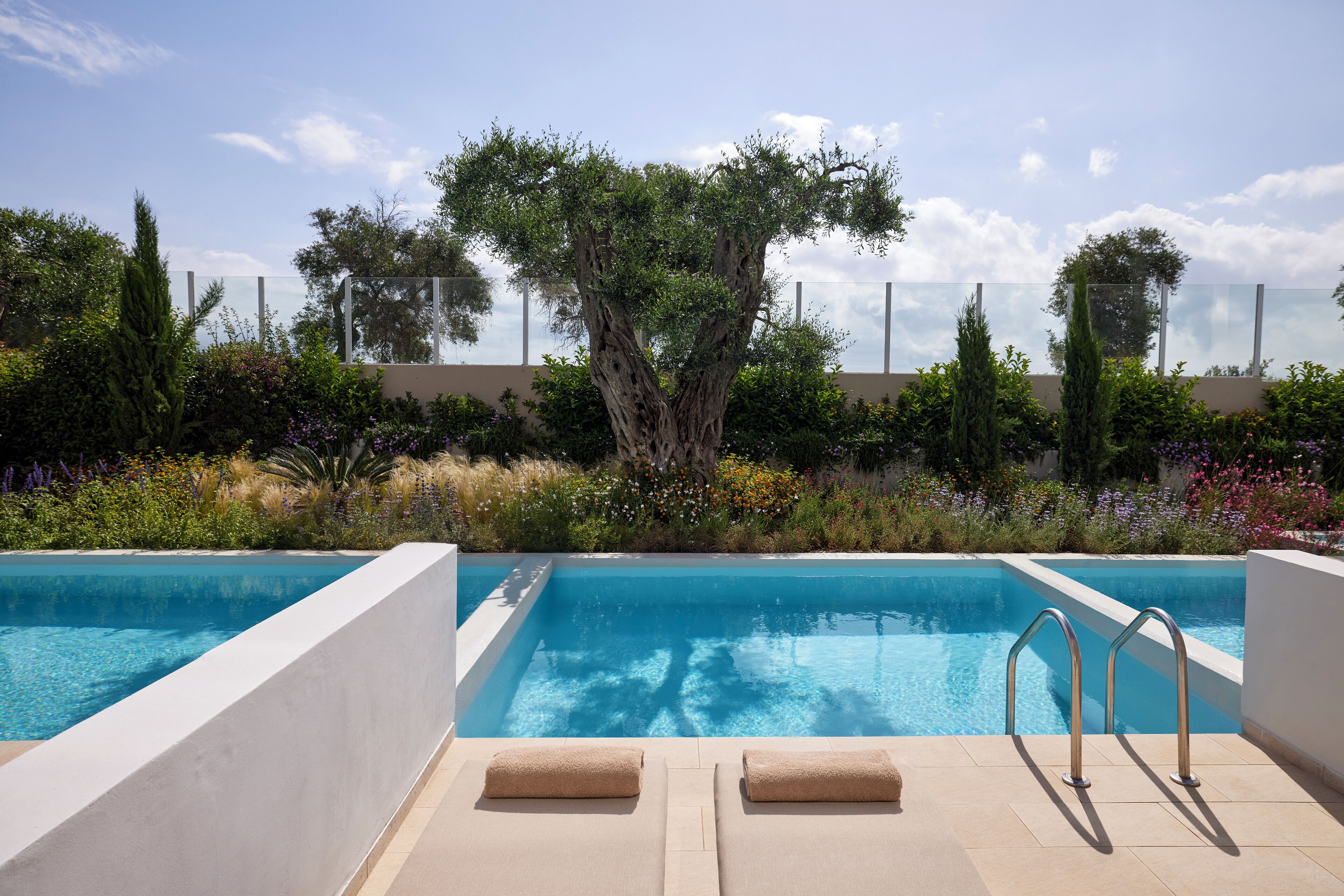 Junior Suite, Private Use Pool, Garden View | Bộ đồ giường cao cấp, minibar, két bảo mật tại phòng 