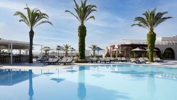 Piscine extérieure (ouverte en saison), parasols de plage