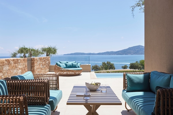 2 Bedroom Bungalow Suite Private Pool | Seprai premium, minibar, brankas, dan tirai kedap cahaya