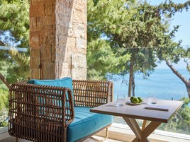 Deluxe Bungalow Room Sea View | Premium bedding, minibar, in-room safe, blackout drapes