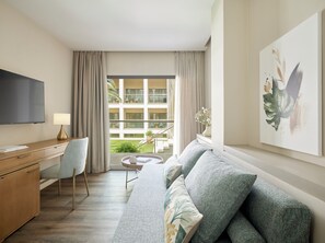 Family Room Garden/ Resort View | Vistas al jardín