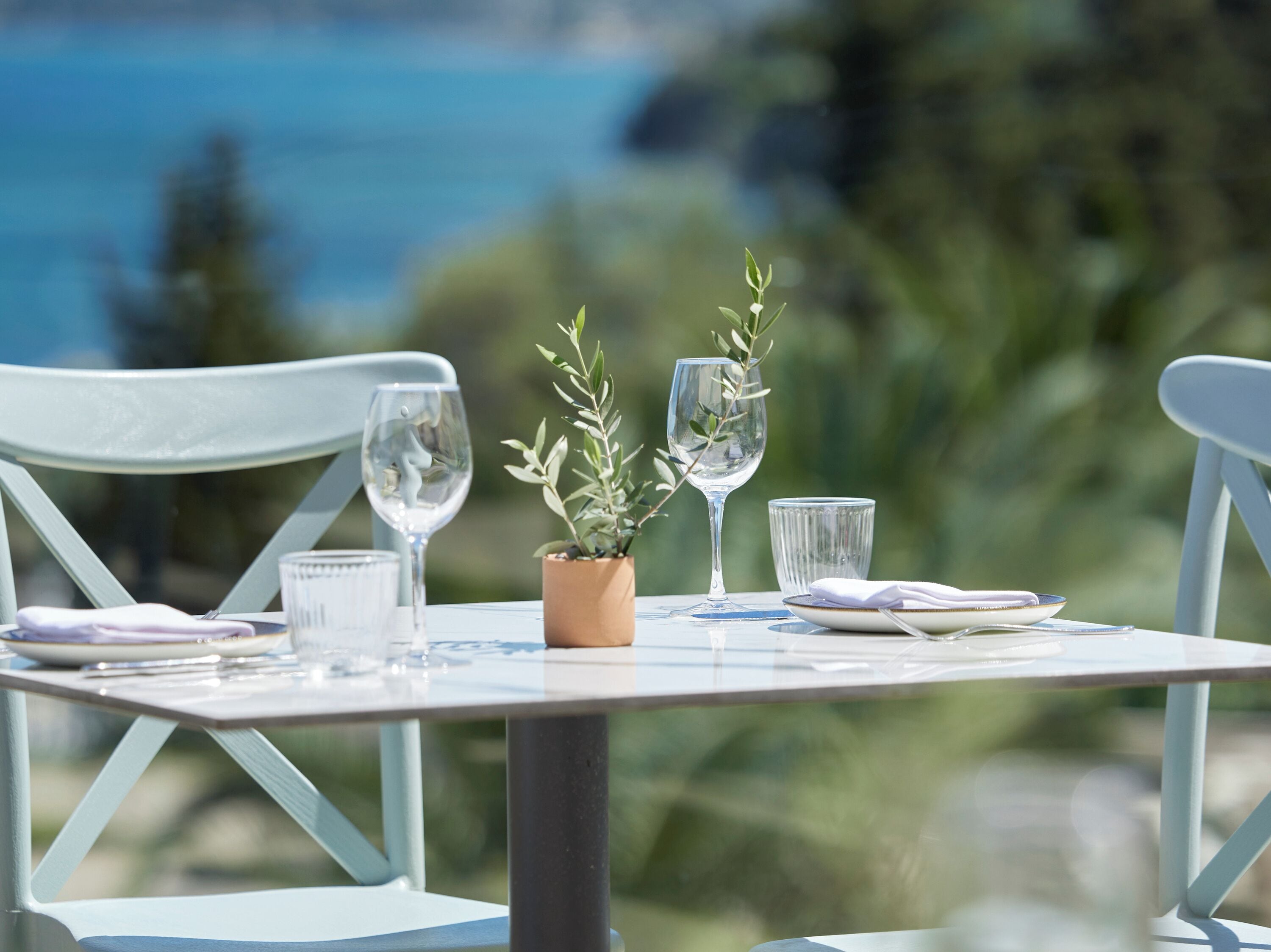 Mesa para dos con vista al mar.