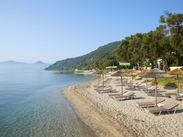 Ιδιωτική παραλία, ξαπλώστρες (σεζλόνγκ), ομπρέλες θαλάσσης