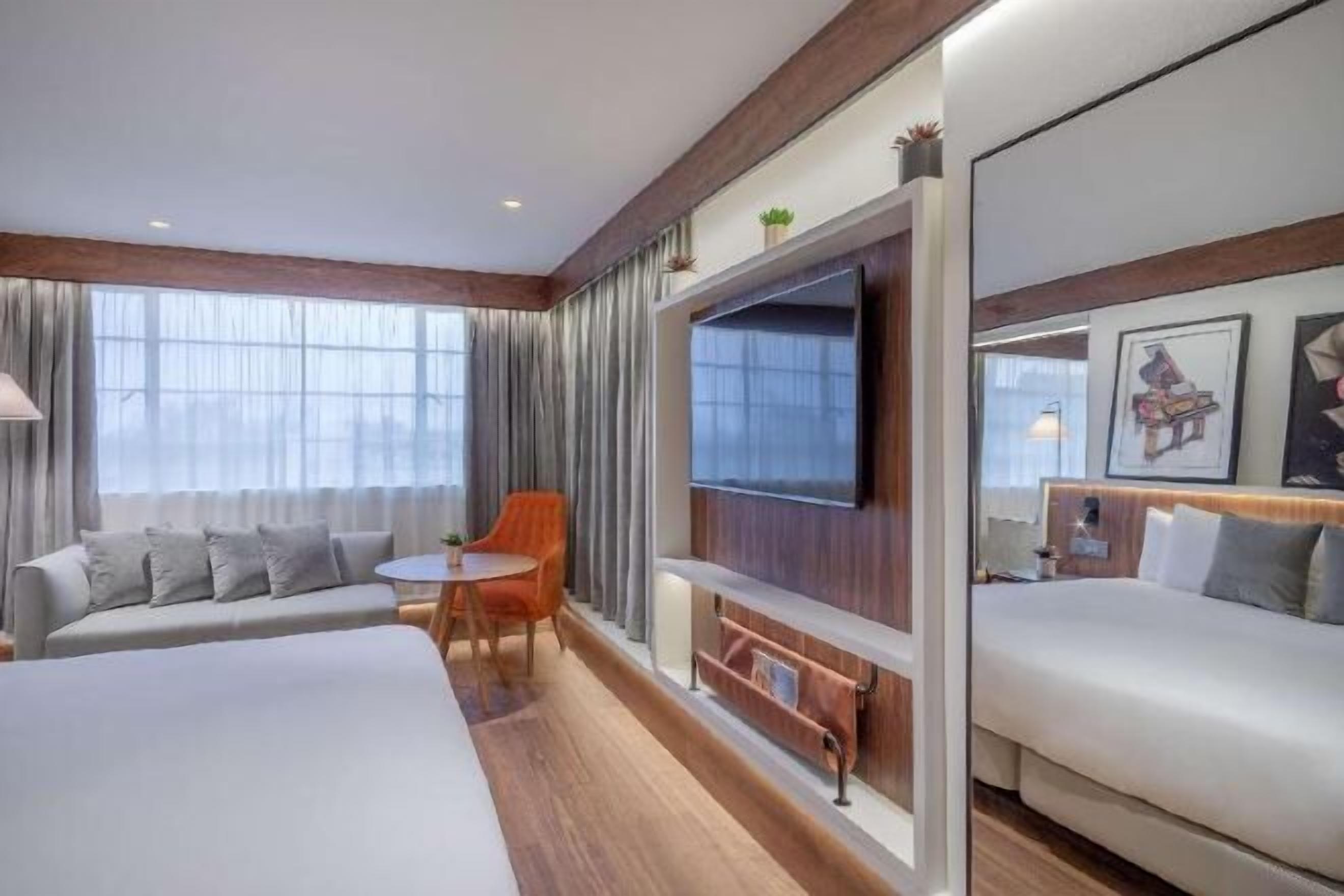 Ropa de cama hipoalergénica, caja fuerte, escritorio y cortinas opacas