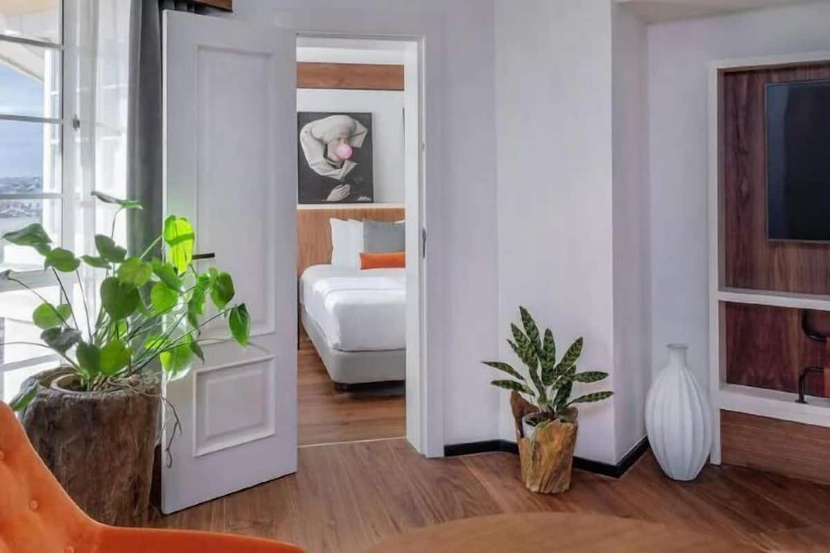 Hypo-allergenic bedding, in-room safe, desk, blackout curtains
