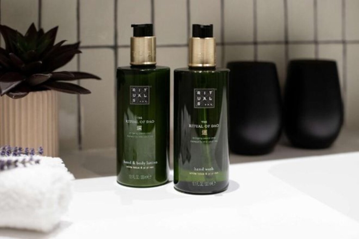 Amenidades de baño ecológicas, secadora de cabello, toallas 