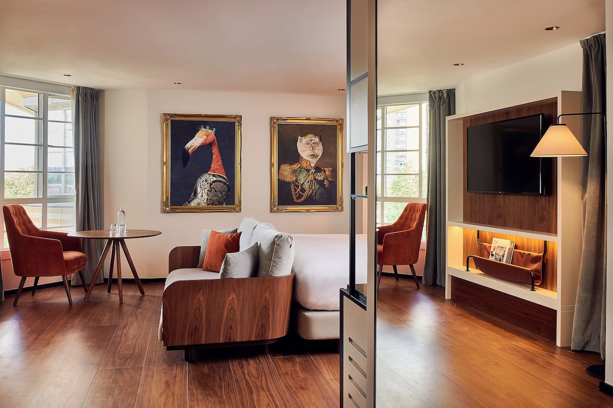 Allergitestet sengetøy, safe på rommet, skrivebord og blendingsgardiner