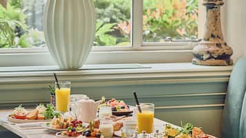 Frokost og middag serveres