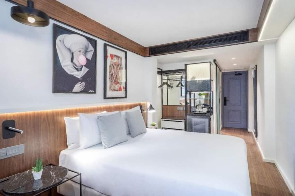 Hypo-allergenic bedding, in-room safe, desk, blackout curtains