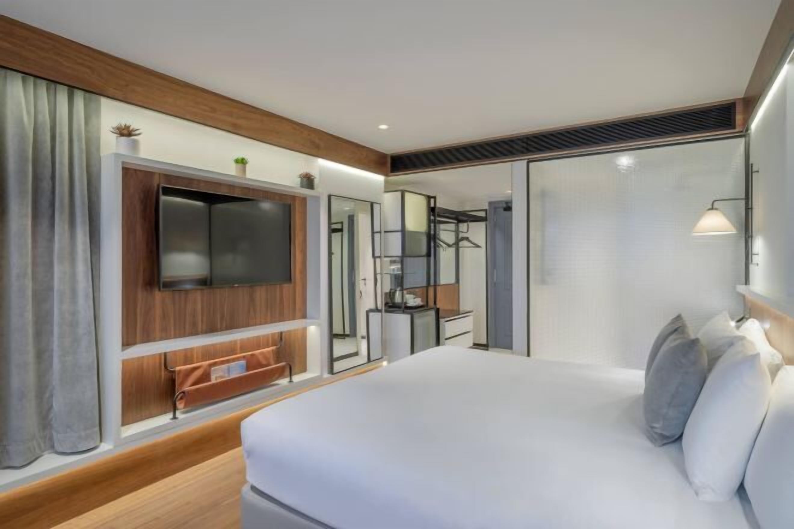 Ropa de cama hipoalergénica, caja fuerte, escritorio y cortinas opacas