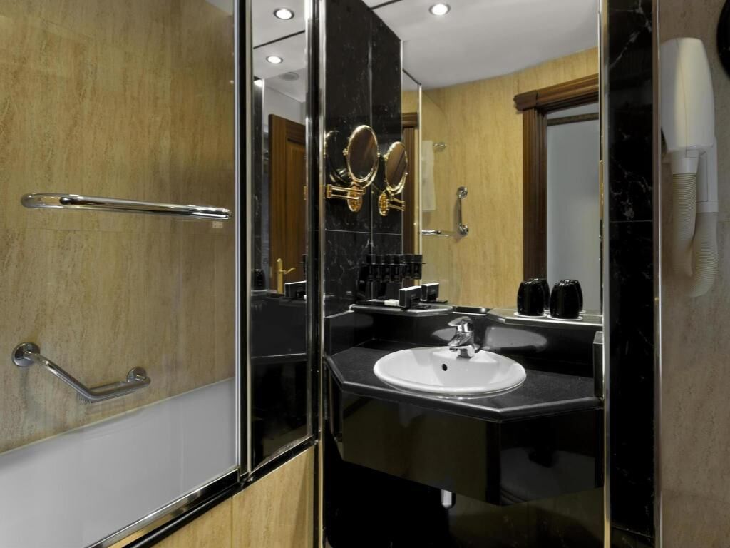 Bathroom | Eco-friendly toiletries, hair dryer, towels