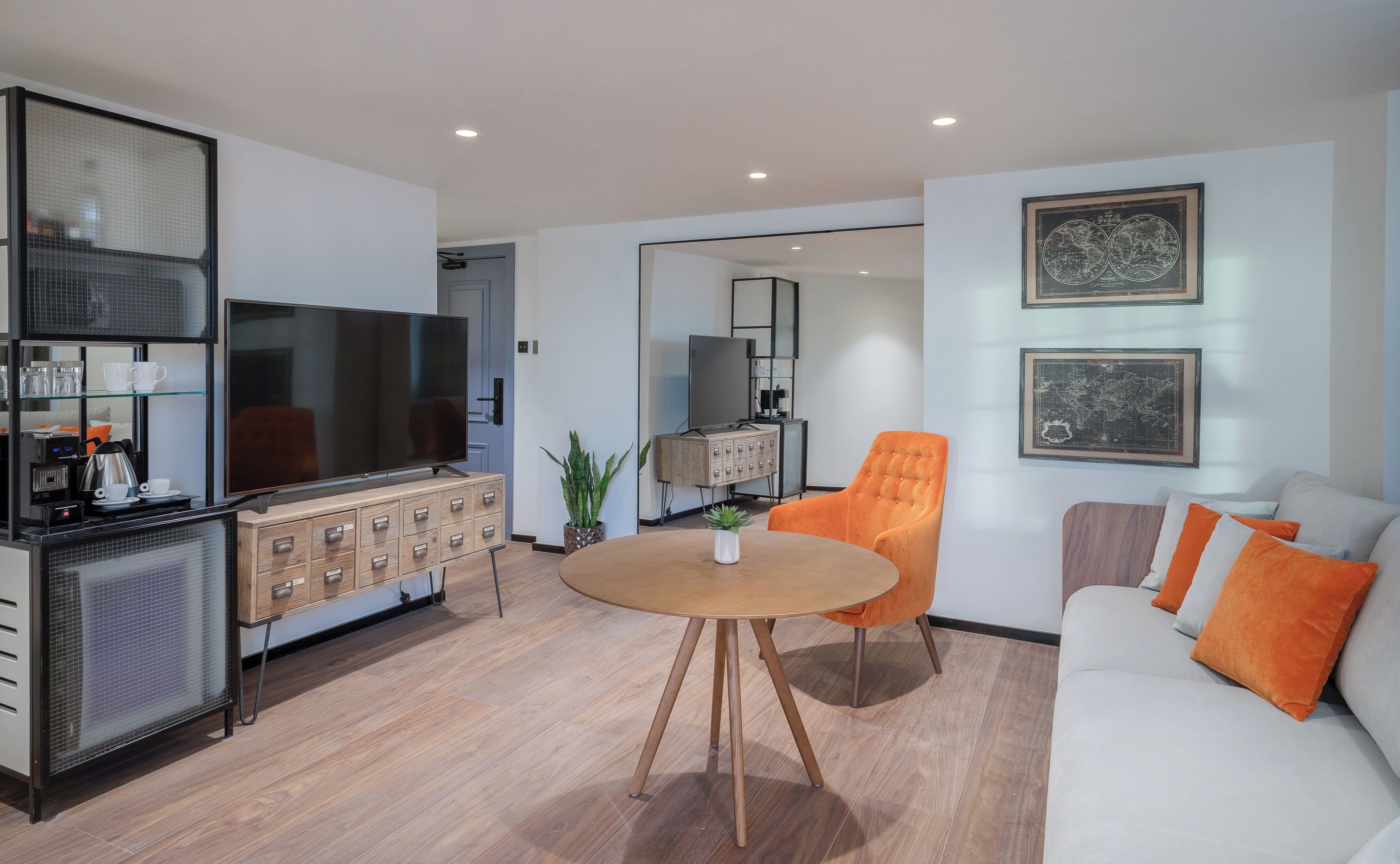 Allergitestet sengetøy, safe på rommet, skrivebord og blendingsgardiner