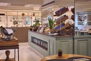 Petit déjeuner buffet servi tous les jours en supplément