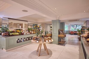 Desayuno buffet diario (GBP 20 por persona)