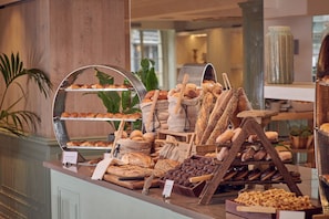 Café da manhã com buffet todos os dias mediante uma taxa