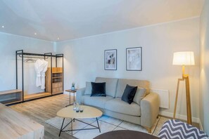 Hypo-allergenic bedding, in-room safe, desk, soundproofing