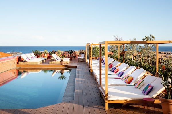 Kolam renang terbuka bermusim, payung kolam, kerusi lepak pantai