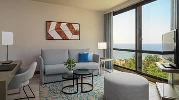 Chambre, 1 trÚs grand lit et 1 canapé-lit, vue mer | Salle de séjour