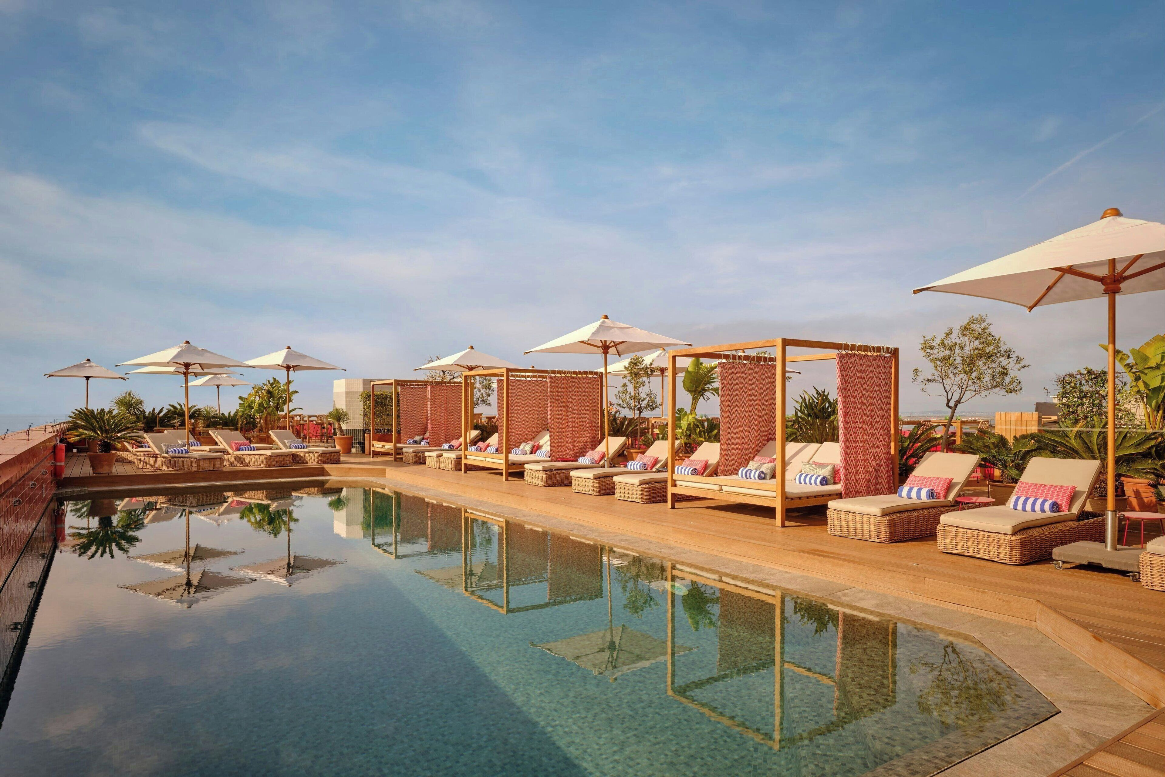 Een seizoensgebonden buitenzwembad en parasols bij het zwembad