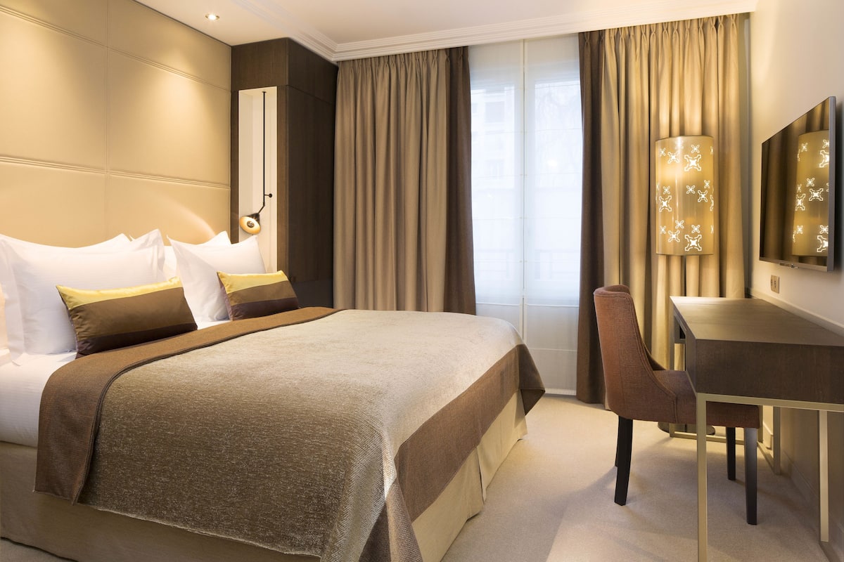 Classic Room | 1 bedroom, in-room safe, desk, blackout drapes