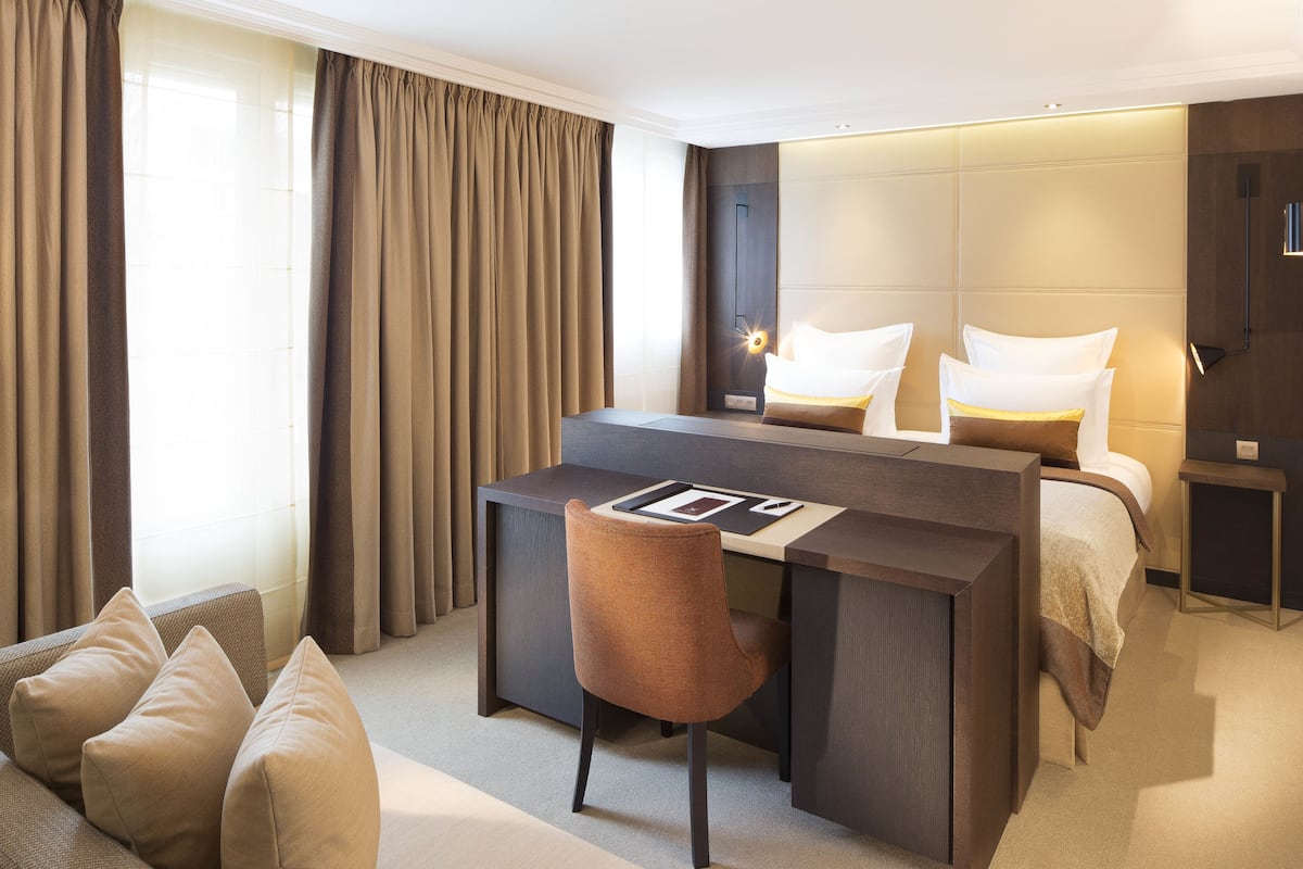 Deluxe Room | 1 bedroom, in-room safe, desk, blackout drapes