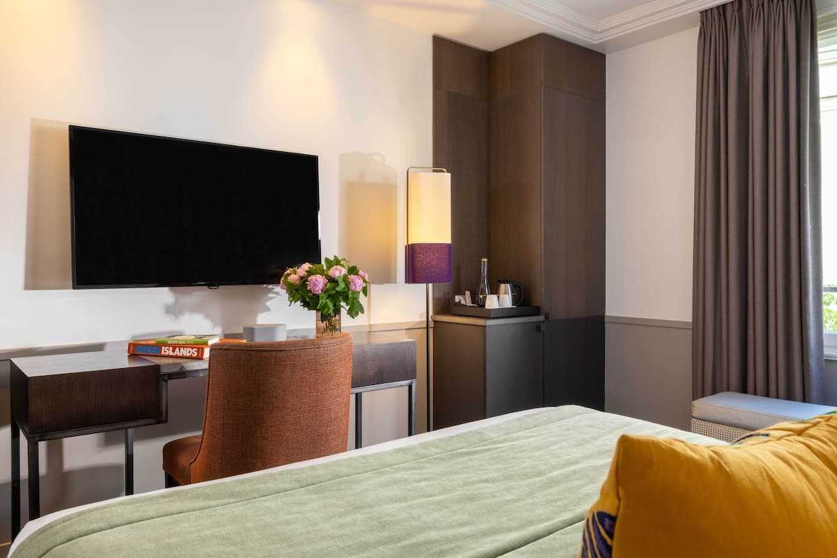 Classic Room | 1 bedroom, in-room safe, desk, blackout drapes