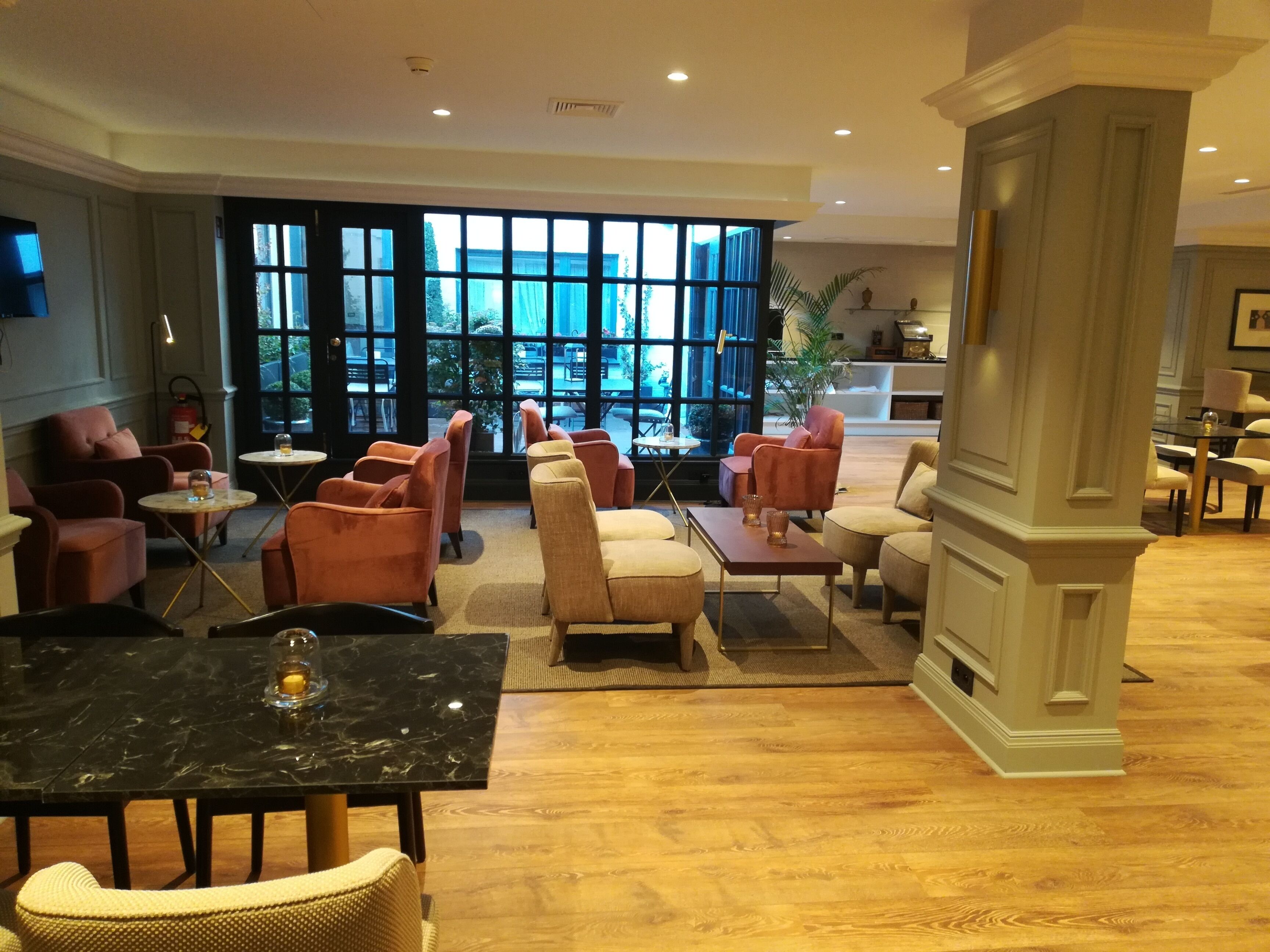 Dagelijks ontbijtbuffet (EUR 24 per persoon)