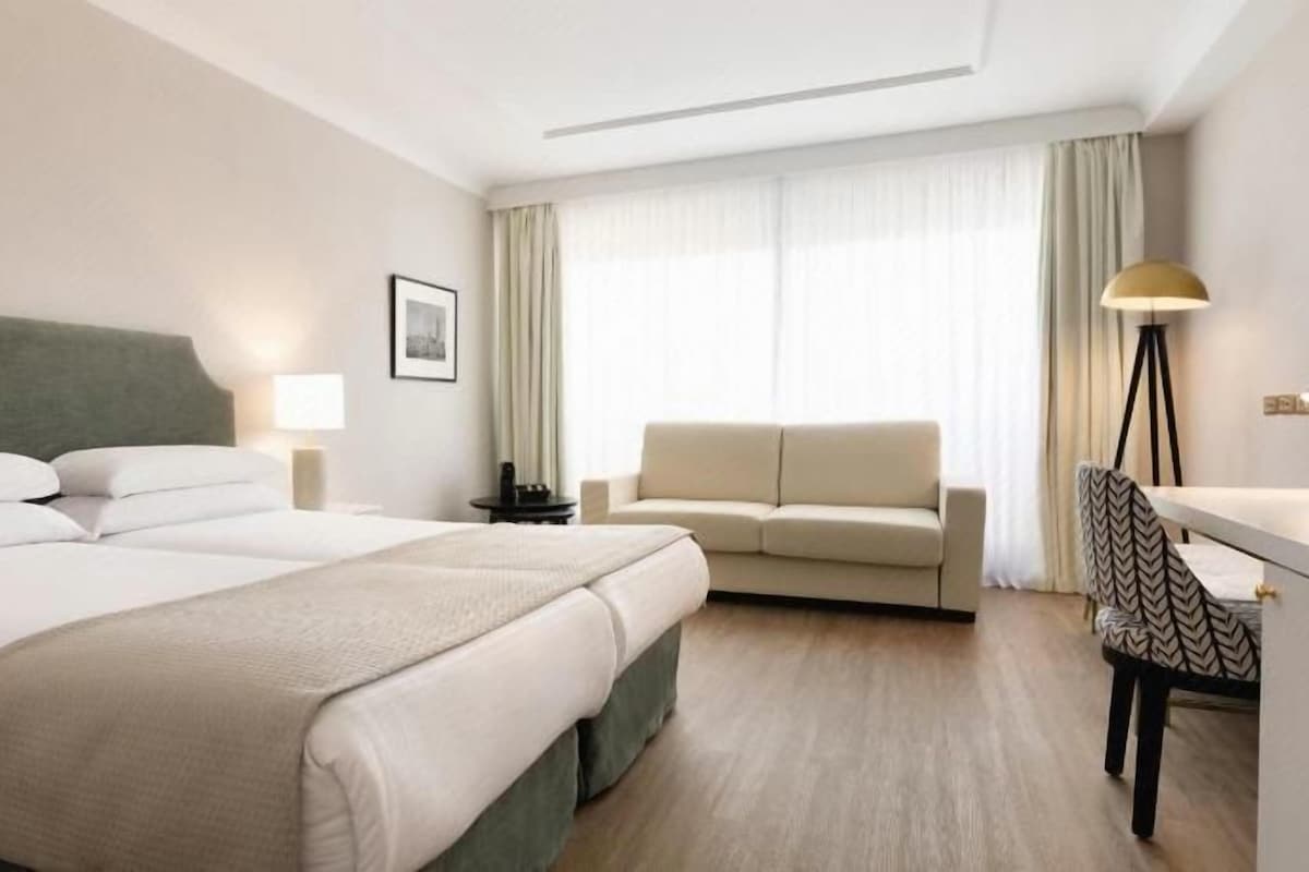 Hochwertige Bettwaren, Minibar, Zimmersafe, Schreibtisch