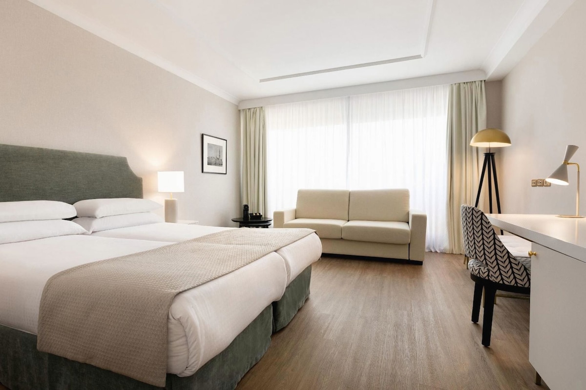 Hochwertige Bettwaren, Minibar, Zimmersafe, Schreibtisch