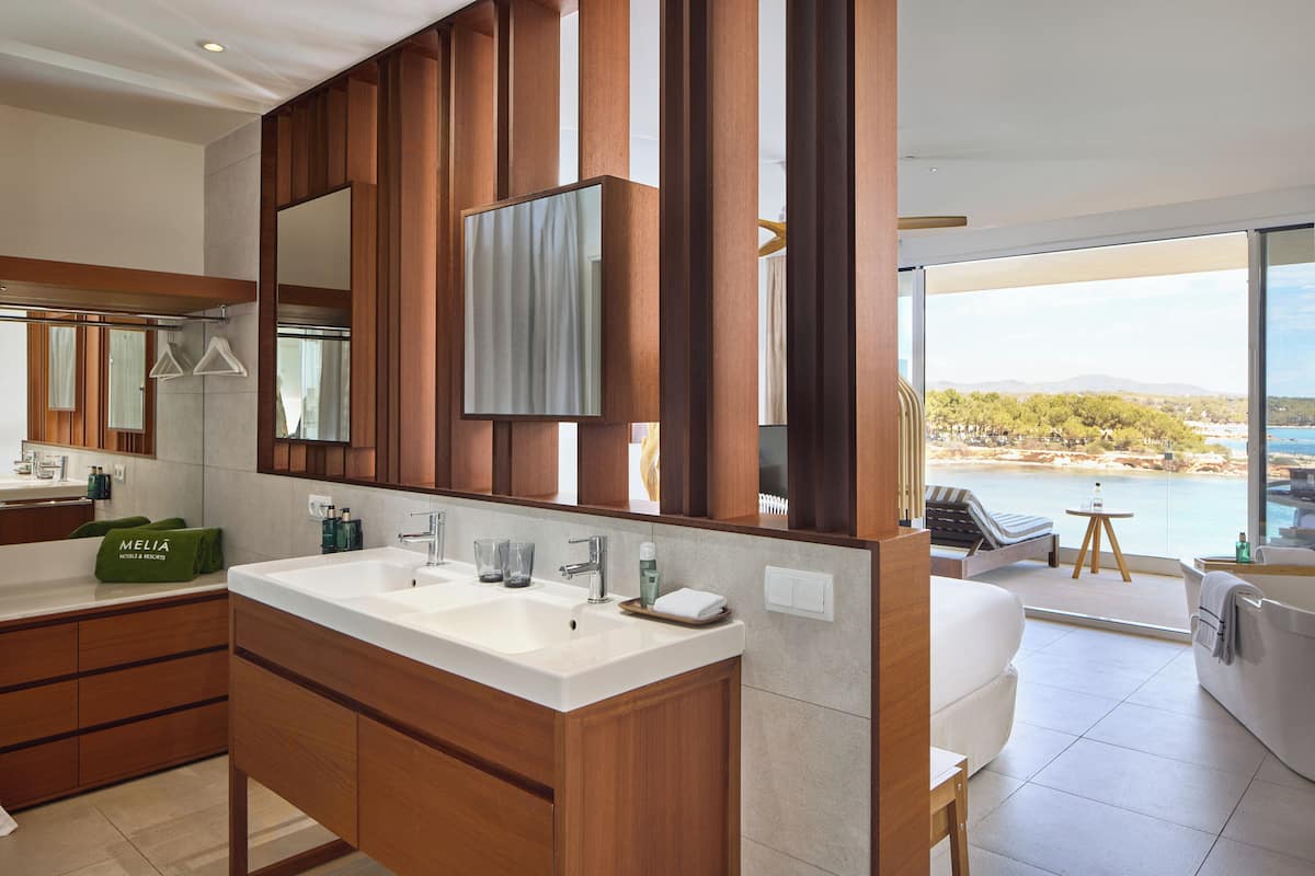 the level junior suite supreme sea view | bathroom | free toiletries, hair dryer, towels, soap