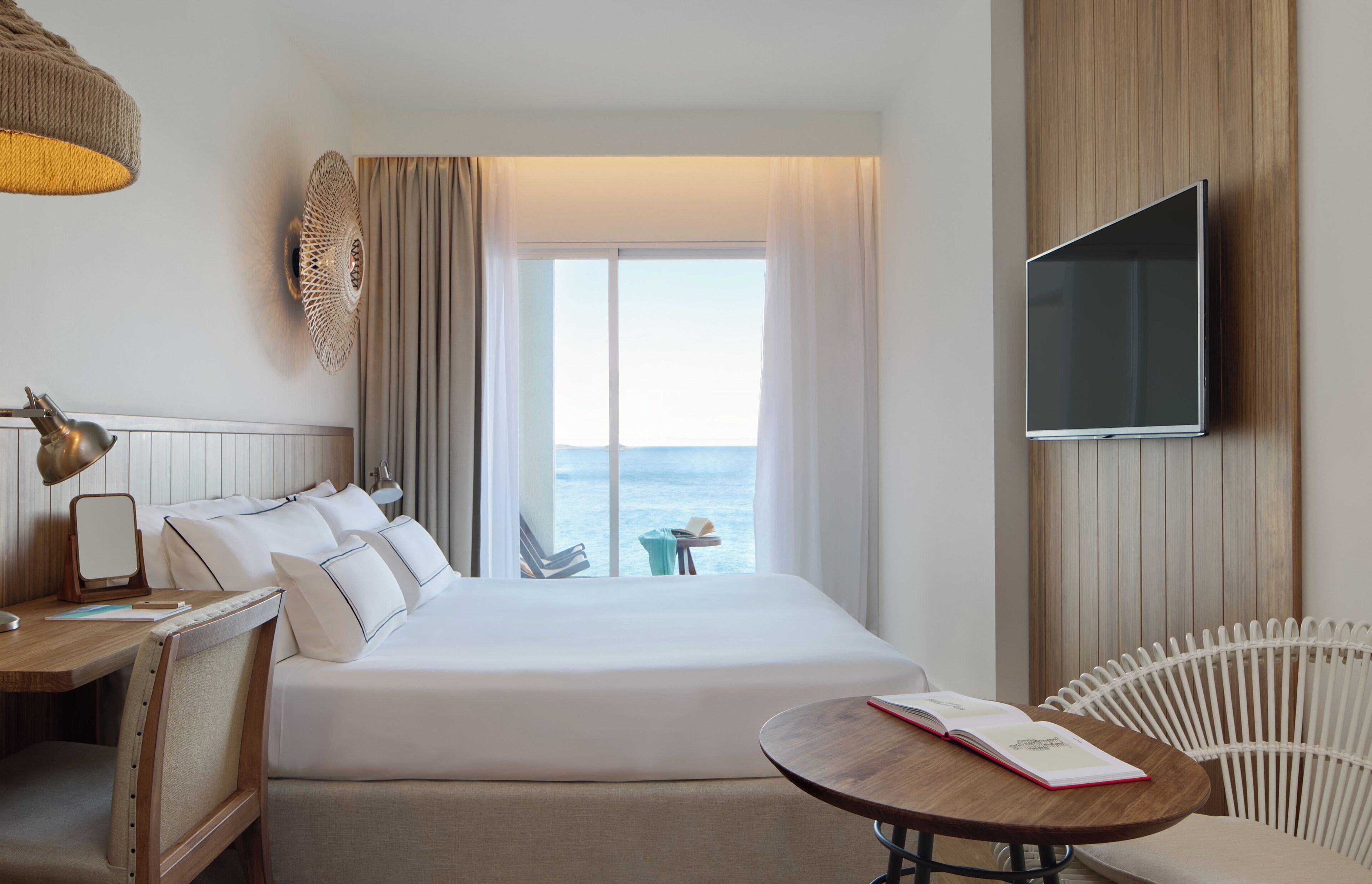 Minibar, in-room safe, desk, WiFi (free)