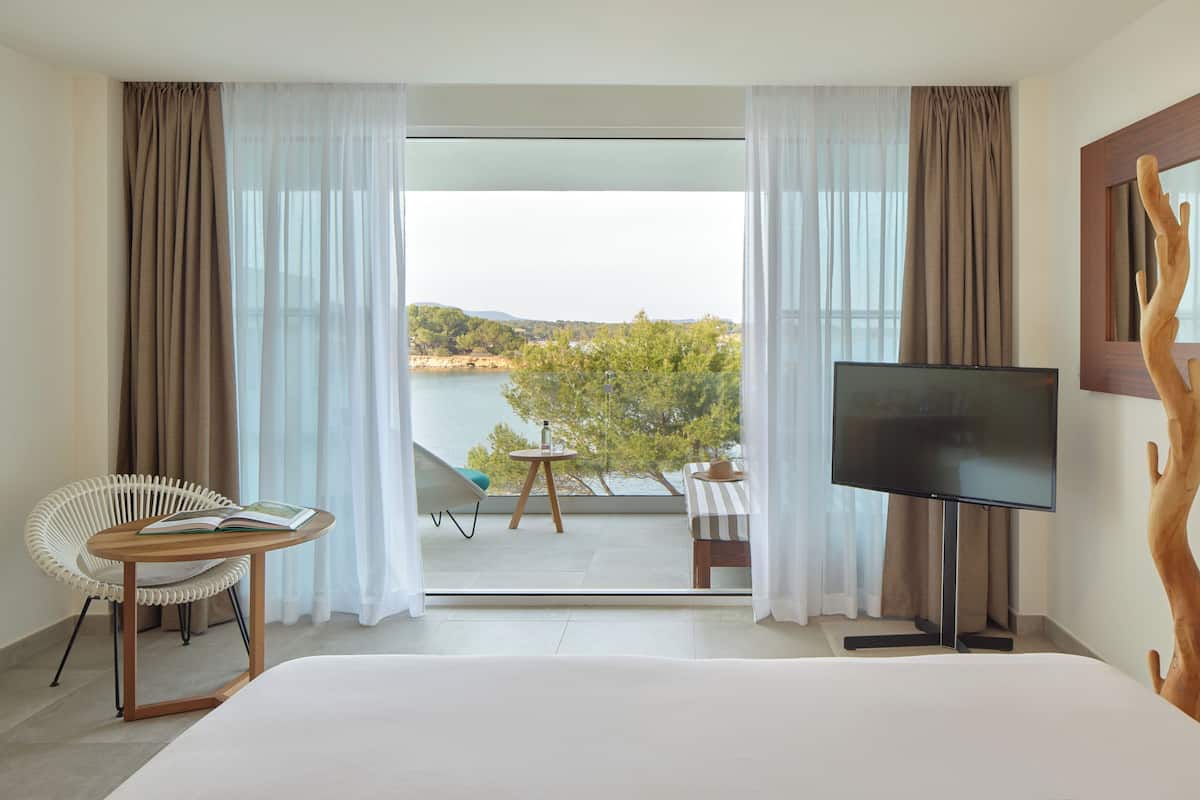 The Level Junior Suite Deluxe Sea View | Minibaari, tallelokero huoneessa, ilmainen Wi-Fi, vuodevaatteet