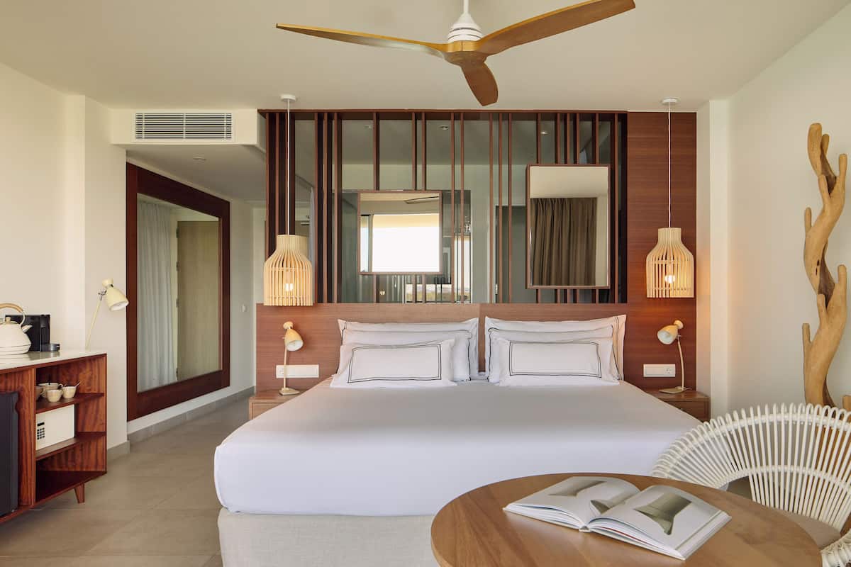 The Level Junior Suite Supreme Sea View | Minibaari, tallelokero huoneessa, ilmainen Wi-Fi, vuodevaatteet