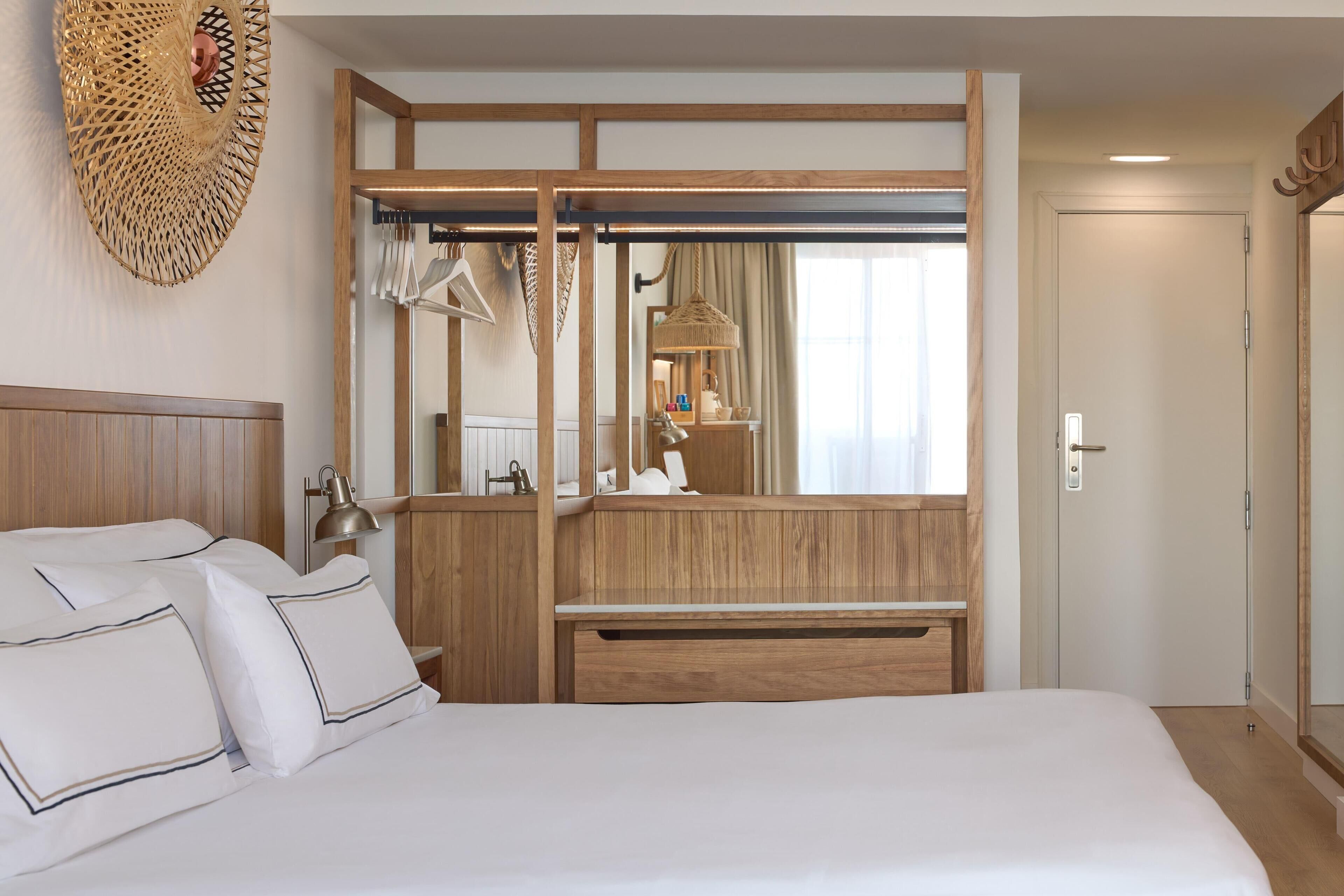 Minibar, in-room safe, desk, WiFi (free)