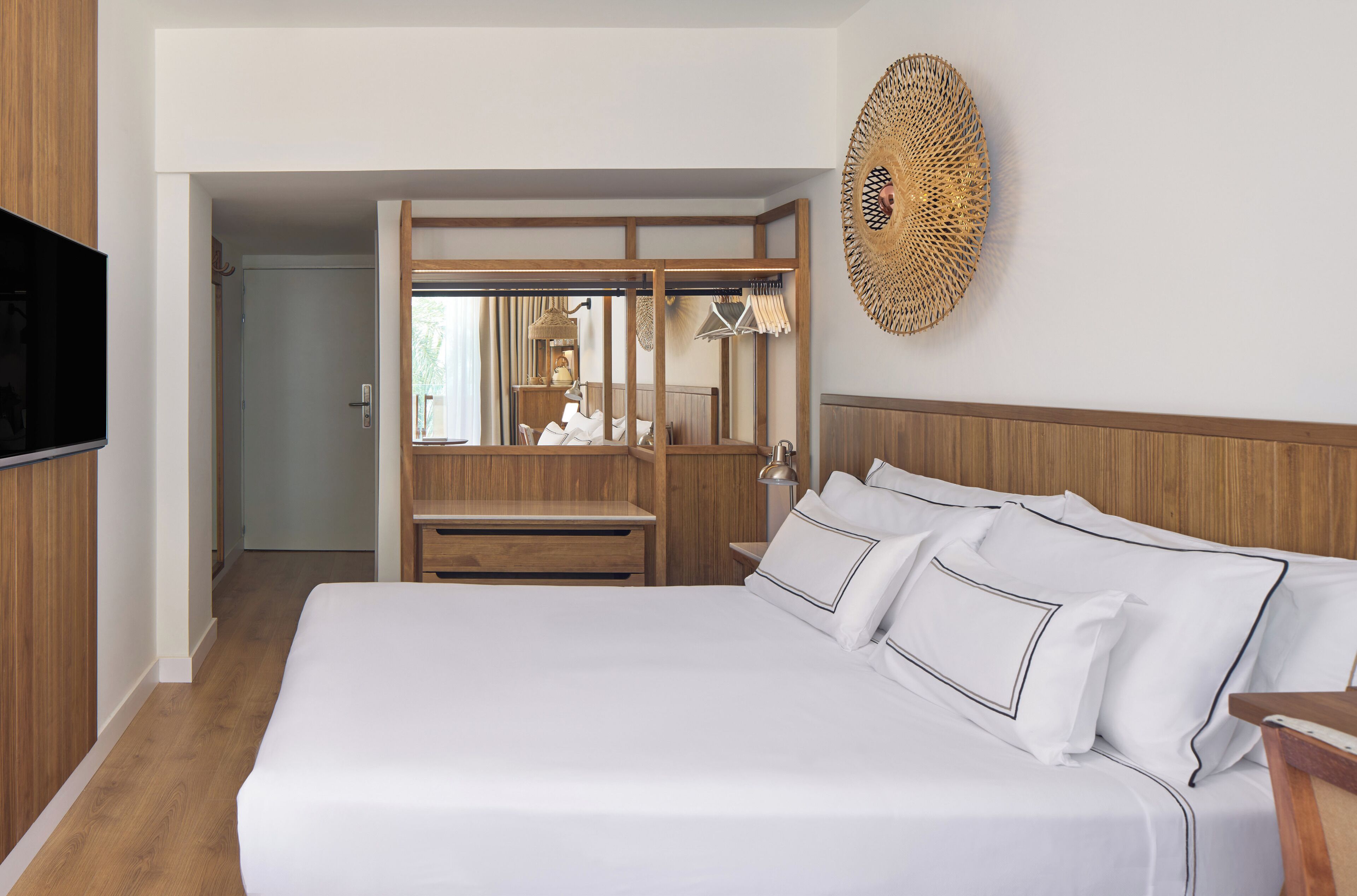 Minibar, caja fuerte, escritorio y wifi gratis