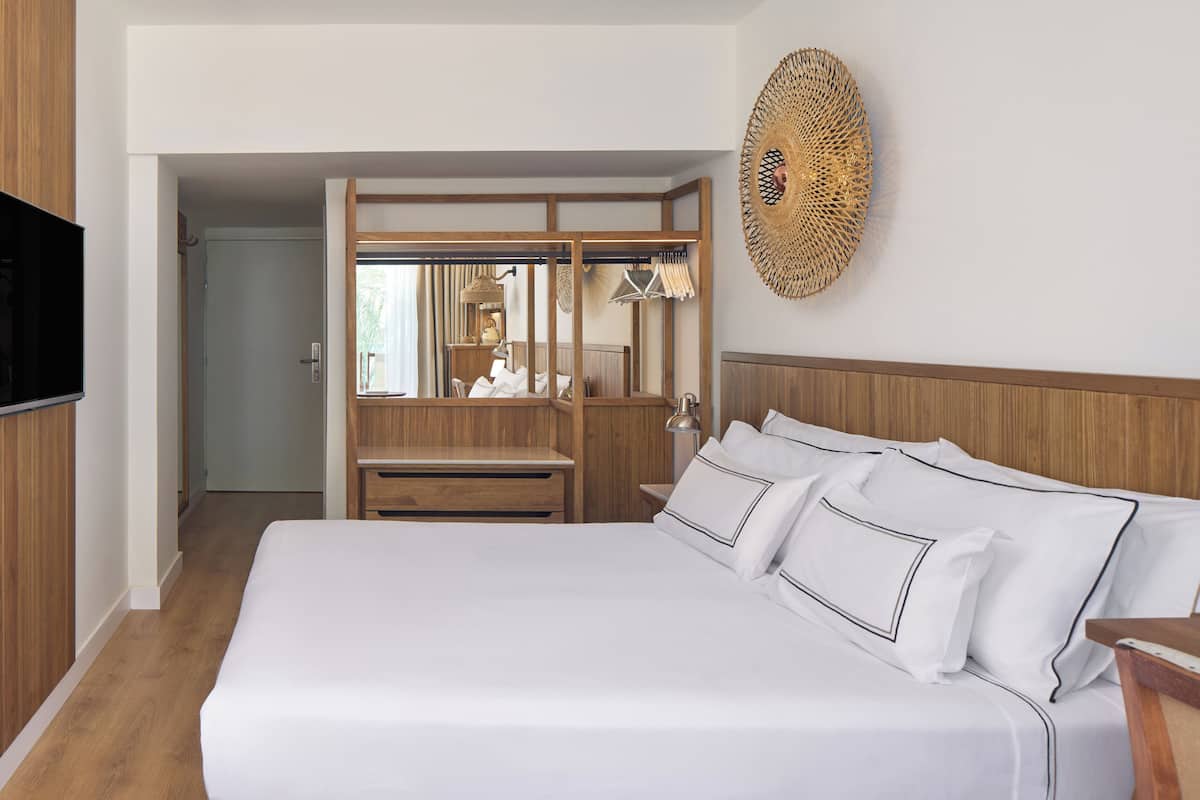 Een minibar, een kluis op de kamer, een bureau, gratis wifi