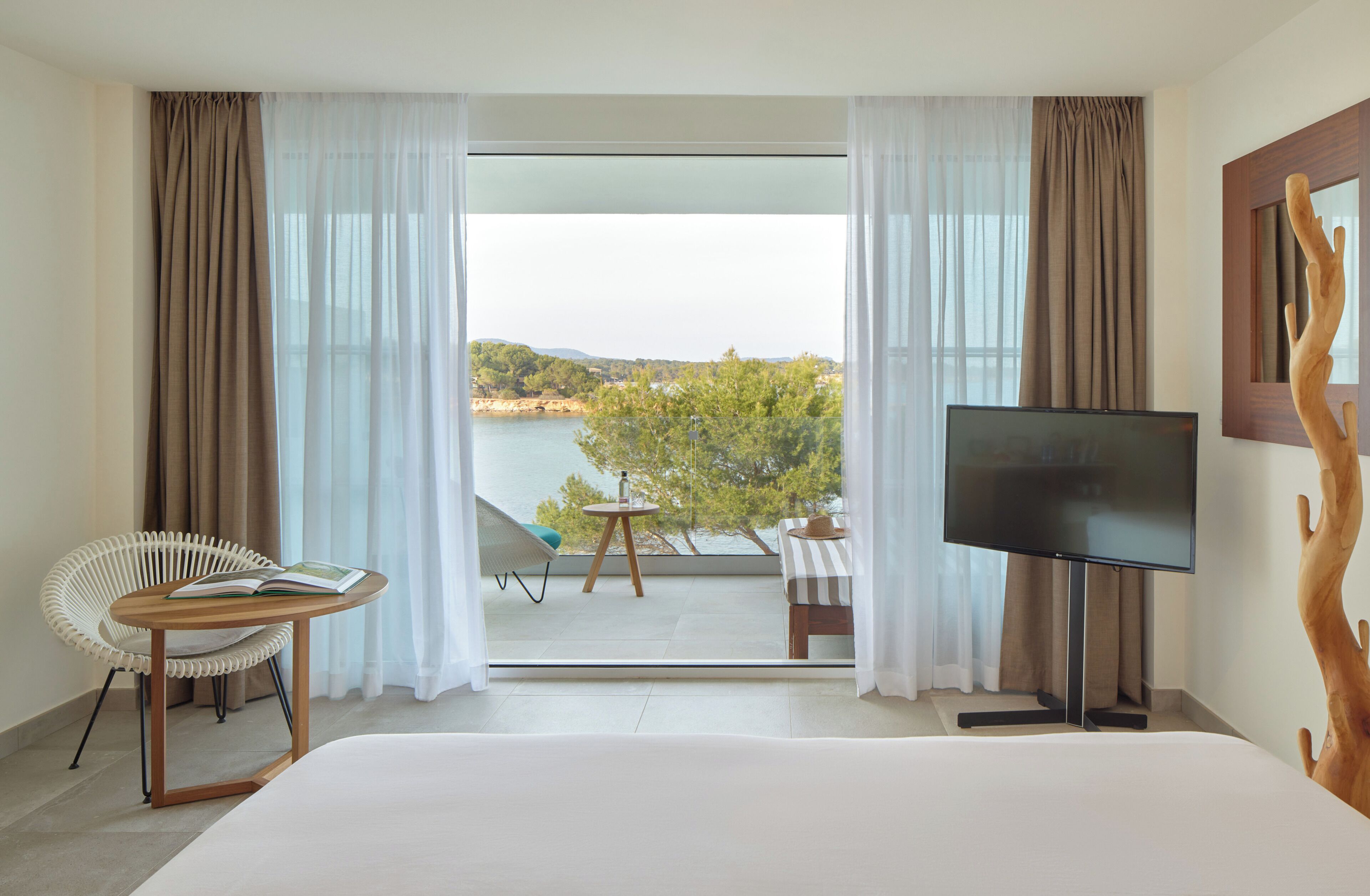 The Level Junior Suite Deluxe Sea View | 迷你吧、客房內保險箱、書桌、免費無線上網