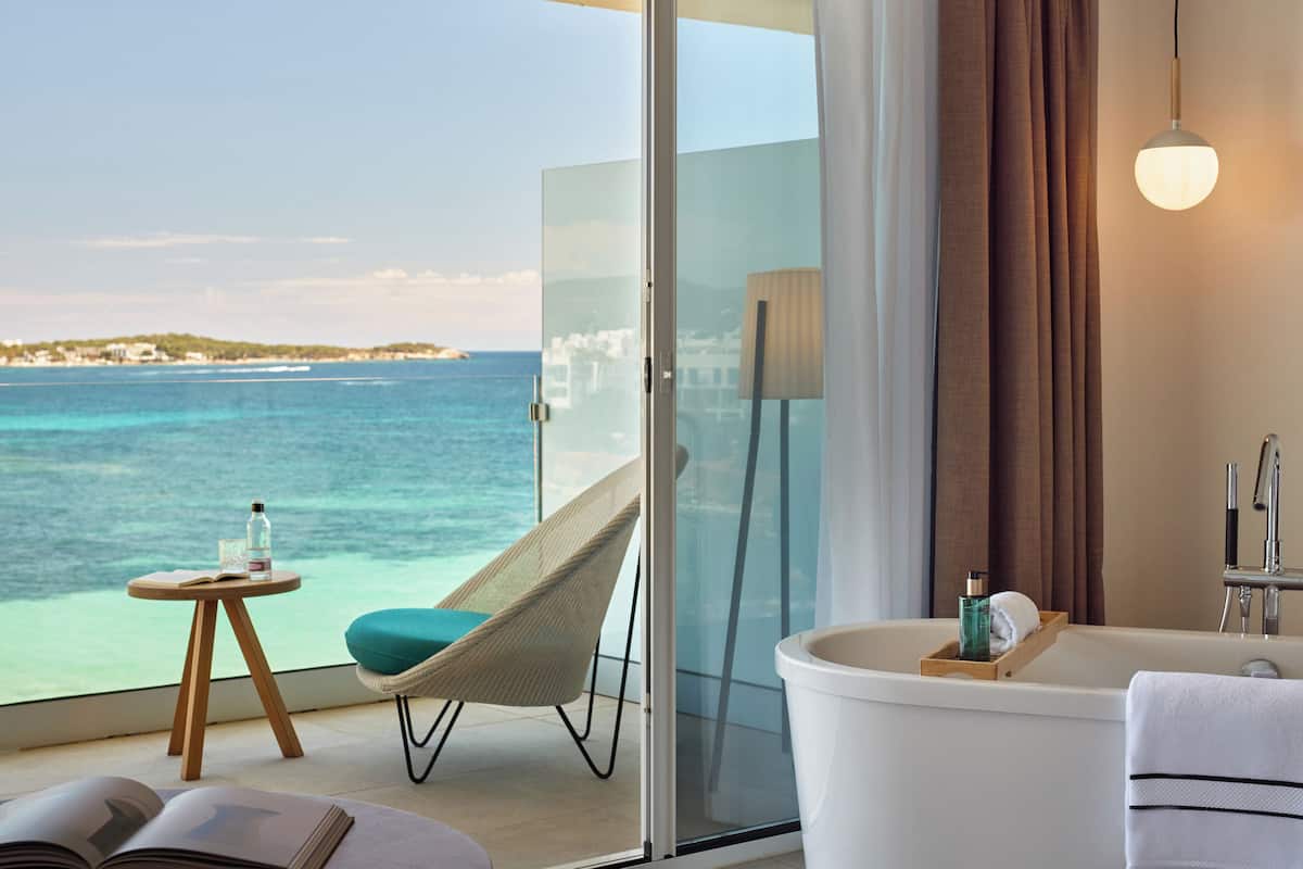 the level junior suite supreme sea view | bathroom | free toiletries, hair dryer, towels, soap