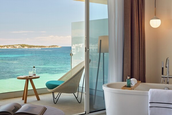 The Level Junior Suite Supreme Sea View | Baño | Amenidades de baño gratuitas, secadora de cabello, toallas, jabón 