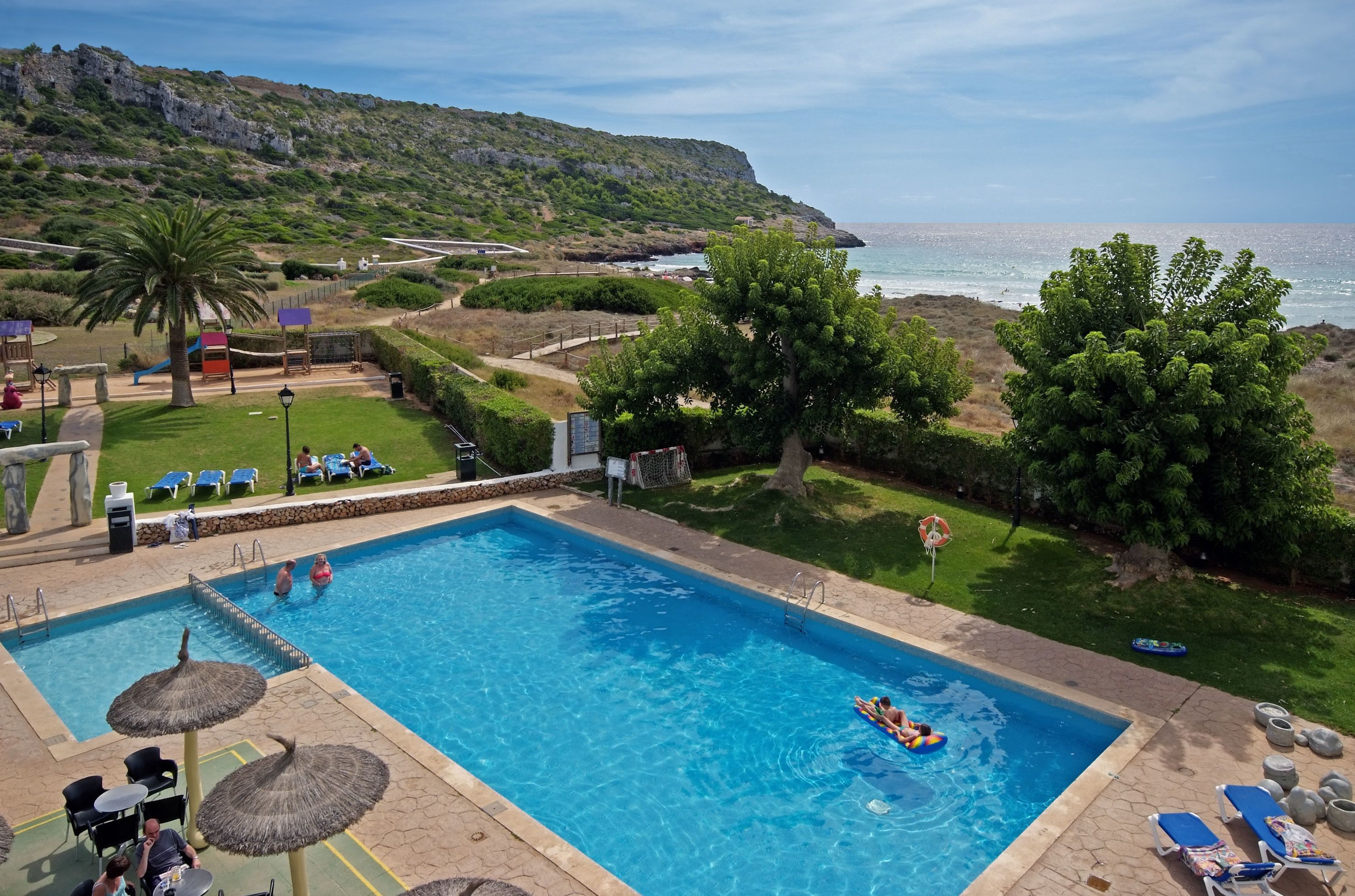 2 piscinas externas, espreguiçadeiras