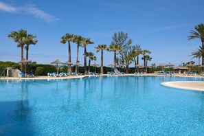 2 piscines extérieures, chaises longues