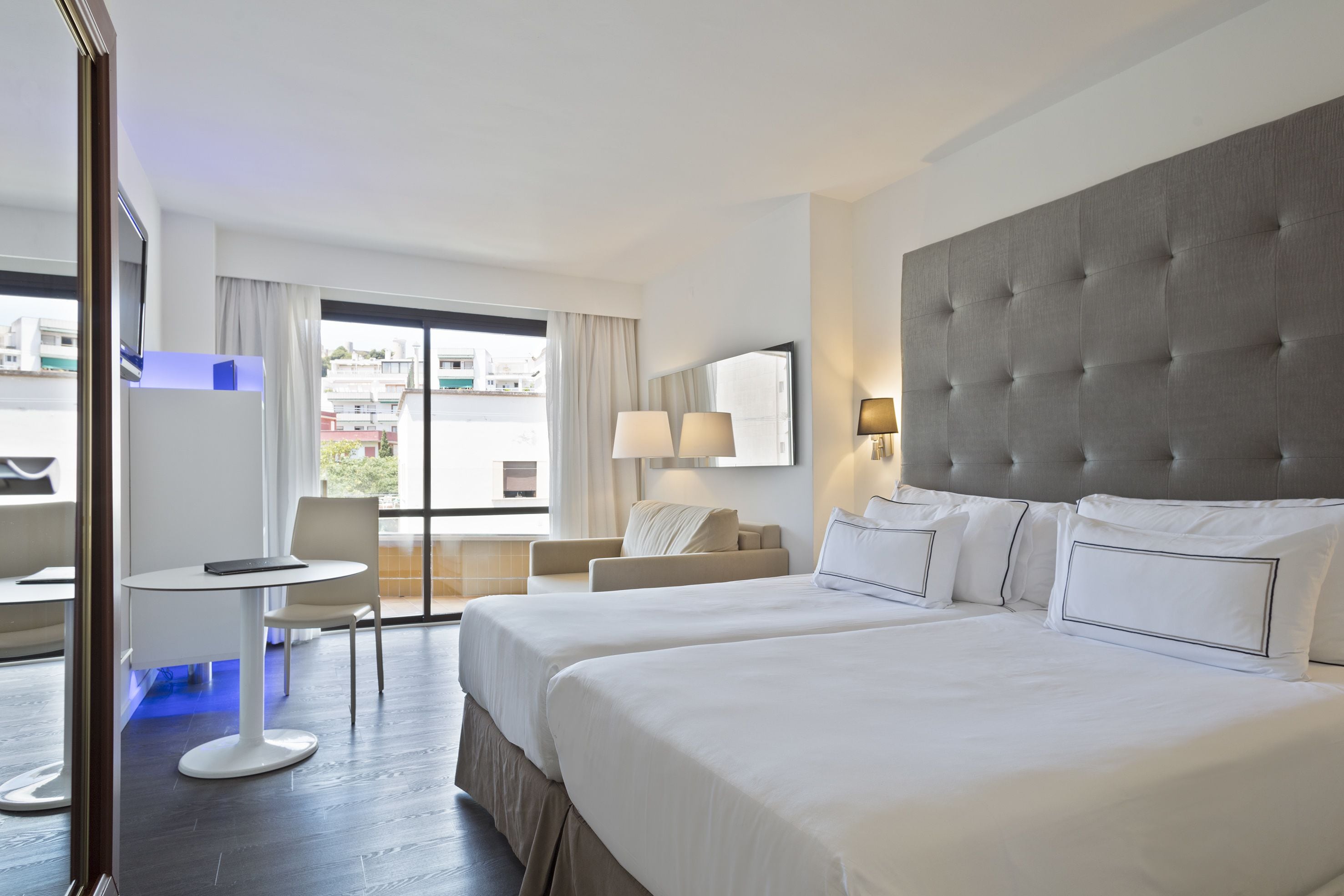 Minibar, meja kerja, setrika/meja setrika, dan tempat tidur bayi gratis