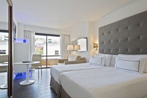 Minibar, Schreibtisch, Bügeleisen/Bügelbrett, kostenlose Babybetten