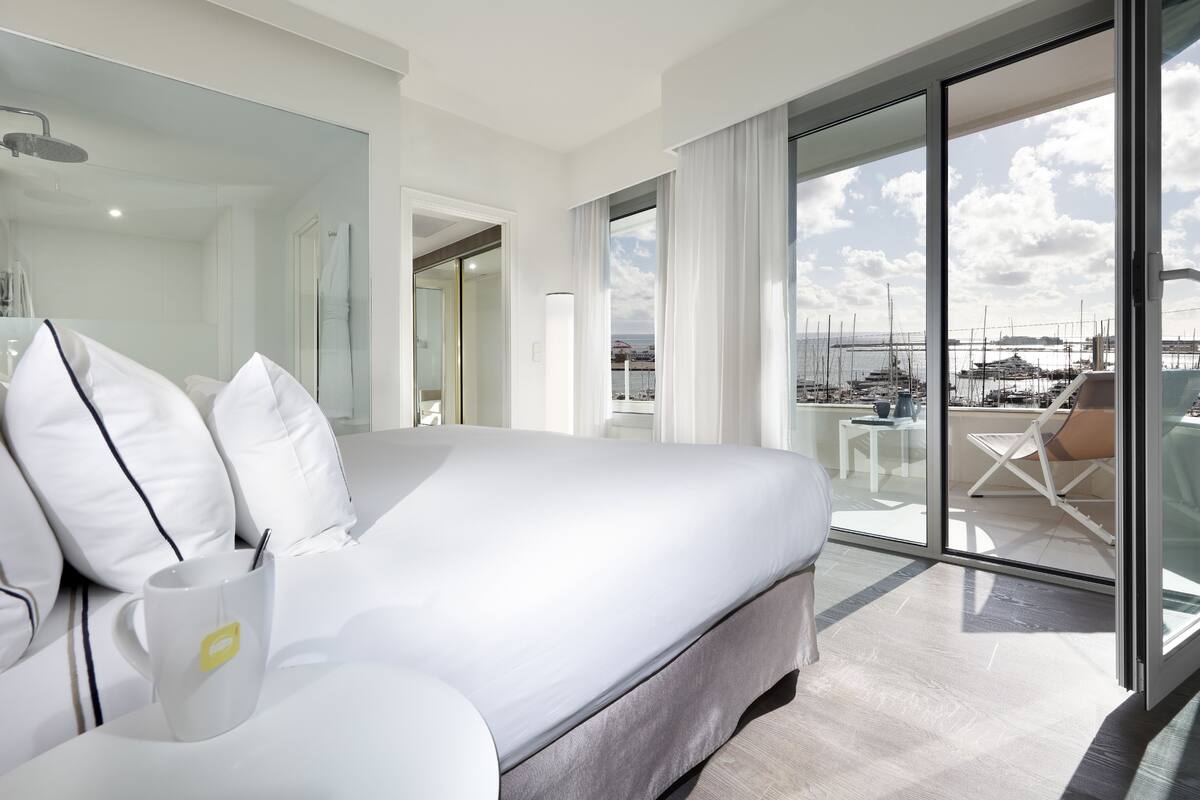 ห้องพรีเมียม, วิวทะเล (The Level Grand) | มินิบาร์, โต๊ะทำงาน, เตารีด/โต๊ะรีดผ้า, เปล/เตียงเด็กอ่อน (ฟรี)