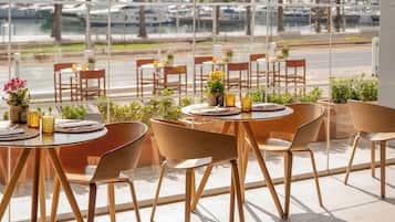 2 restaurantes; se sirven desayunos y cenas