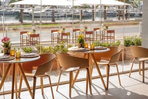 2 restaurantes: opção de café da manhã e jantar