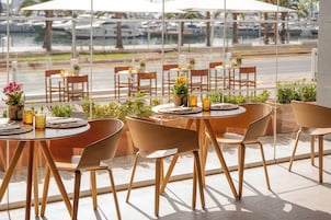 2 restaurantes; se sirven desayunos y cenas